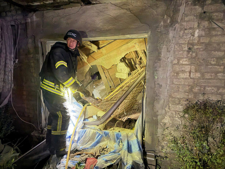 Ніч жаху в Кам’янському: «шахед» зніс верхні поверхи житлового будинку - є постраждалі