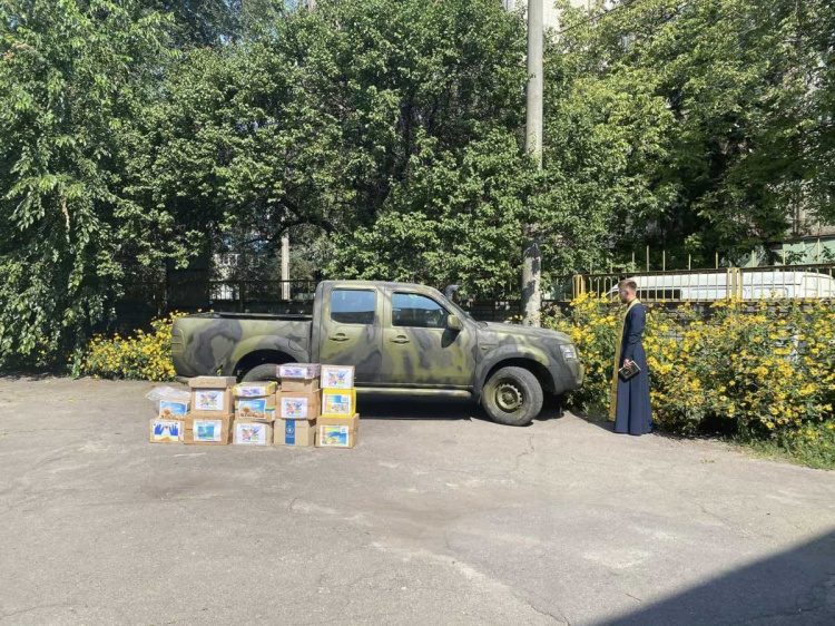 Освітяни та медики Кам’янського відремонтували автівку для військових