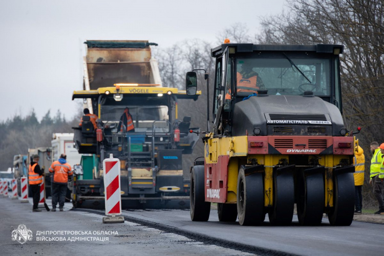 Дніпропетровщина тримає логістику країни: як відновлюють дороги після холодів