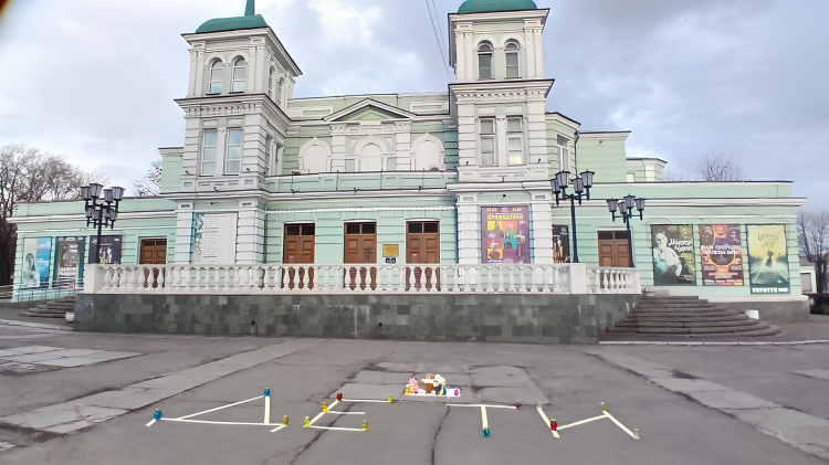 Біль, який не стихає: у Кам’янському вшанували пам’ять загиблих у Маріупольському драмтеатрі