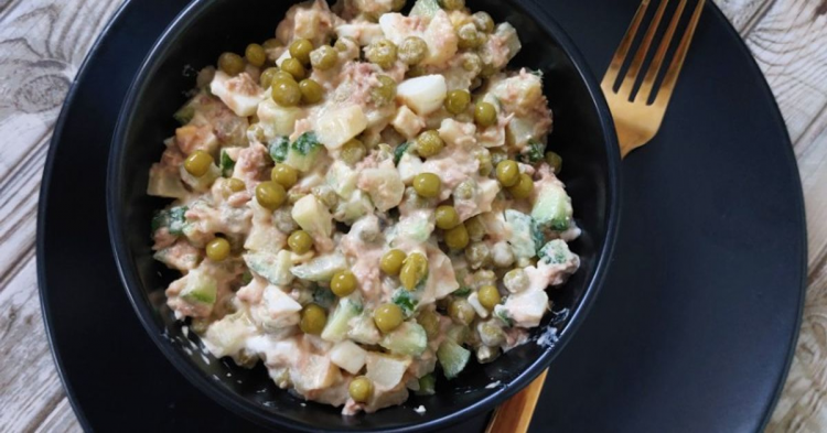 Зробіть хрусткий салат з консервованого горошку та кукурудзи — легкий перекус з гуманітарного набору