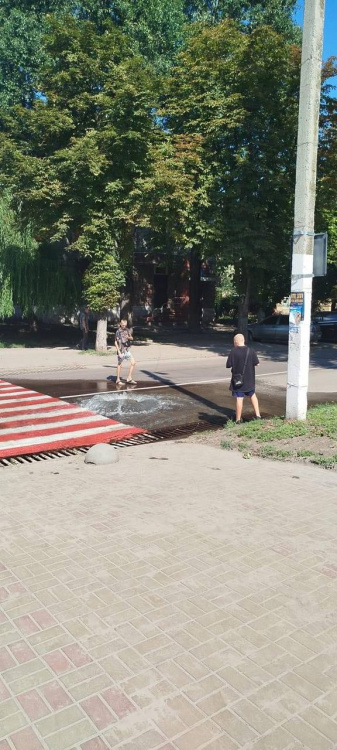 У Кам'янському забив гейзер прямо посеред вулиці - фотофакт