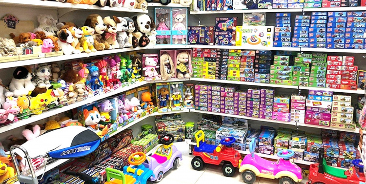 “Качка-удушниця” та автотрек-вбивця: в Україні масово вилучають небезпечні дитячі іграшки