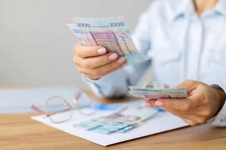 Суворі перевірки субсидій та виплат ВПО: за які банківські операції українців позбавляють державної допомоги