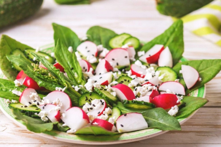 Спробуйте дивовижний вітамінний салат зі щавлю зі сметаною — весняна свіжість без зайвої мороки