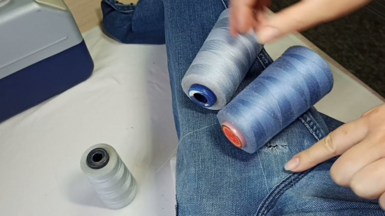 Як за допомогою свічки вберегти джинси від протирання: двохвилинна хитрість