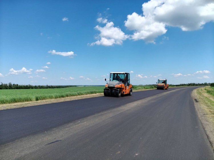 Мільйонні масштаби: як ремонт доріг на Дніпропетровщині забезпечує логістику всієї країни