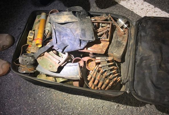 Поліцейські Кам'янського виявили в автомобілі боєприпаси та вибухові речовини - фото