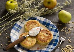 Бажаєте чогось незвичного на сніданок - спробуйте смачні та ситні сирники з яблуками за нашим рецептом