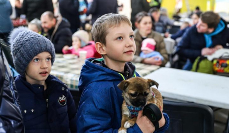 Мільйони у "пастці" критеріїв: чому тисячі дітей ВПО на Дніпропетровщині можуть не отримати обіцяні 3000 гривень