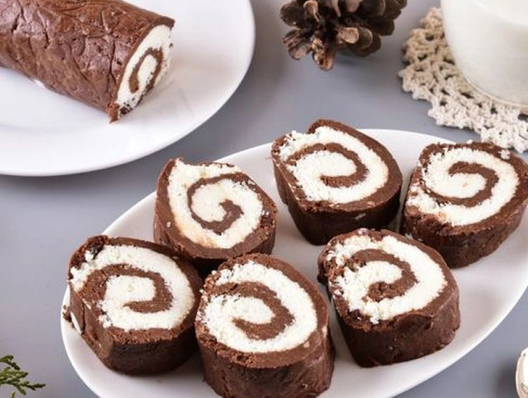 Без духовки й зайвого клопоту: готуємо ідеальний шоколадно-кокосовий рулет за 15 хвилин