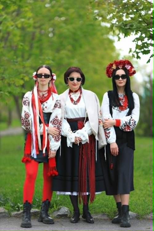 Вишиванки, сонце і творчість: у Карнаухівці створили атмосферний фотопроєкт