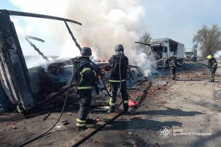  Окупанти вдарили по автобусу з дітьми у Кам'янському районі