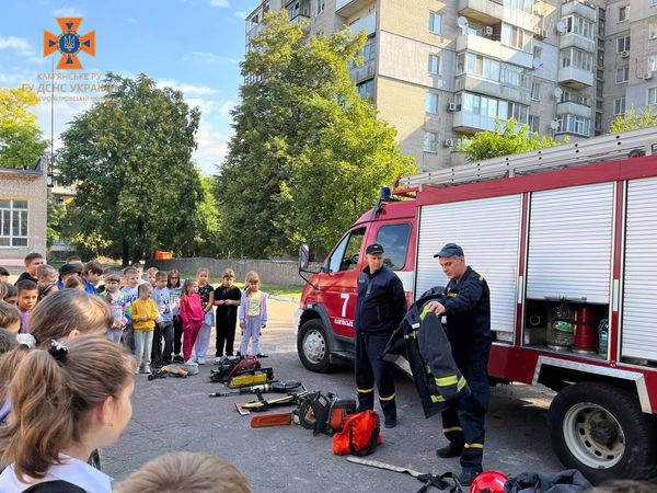 Рятувальники Кам'янського завітали на пожежному автомобілі до школи