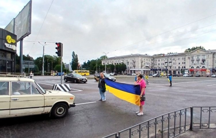 Без примусу, лише з повагою: як хвилина мовчання о 9-й стає новою українською традицією