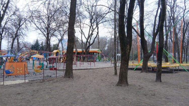 Улюблені батути та перше тепло: як оживає Центральний парк Кам’янського