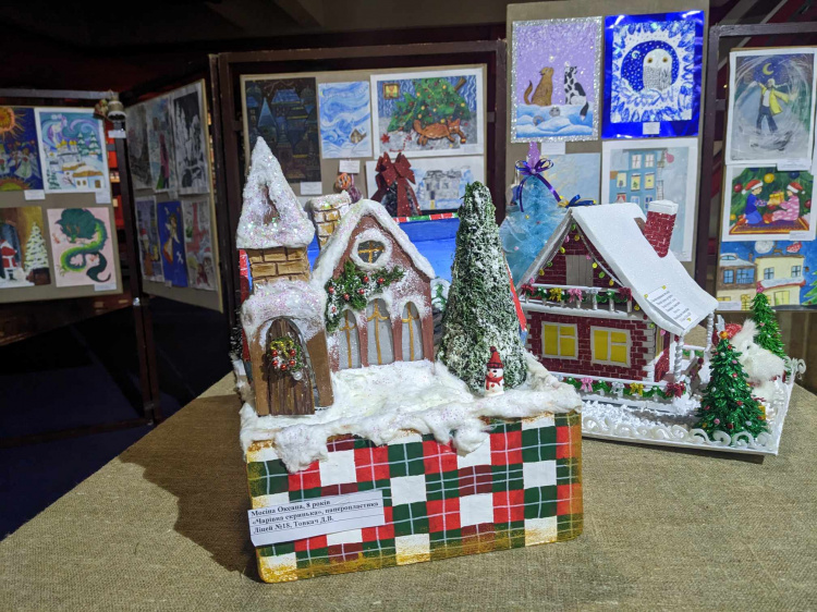 У Кам'янському відкрили зимову виставку-конкурс дитячої творчості "Зима-чарівниця"