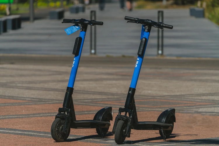 Швидкі та небезпечні: чому поява електросамокатів у Кам’янському збурила водіїв та які нові штрафи діють у 2026 році