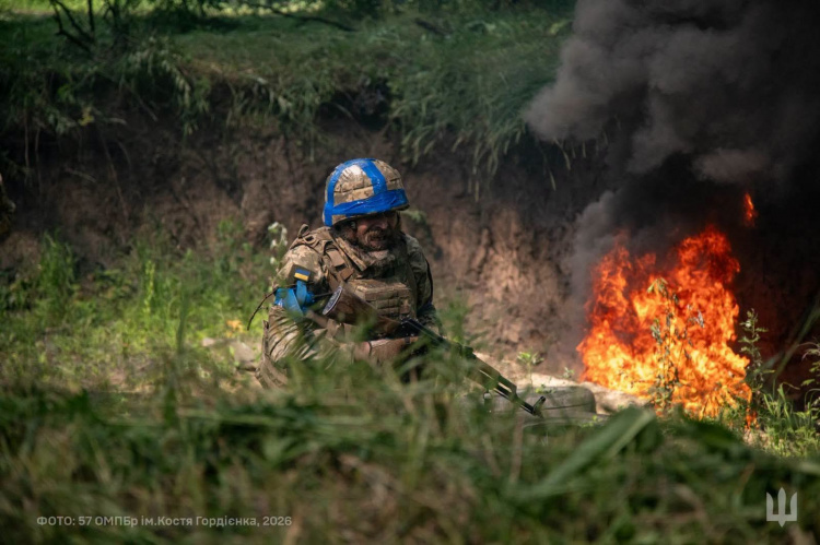 Ворог прицільно випалює АЗС на Дніпропетровщині та готує пастки на фронті: детальний розбір ситуації