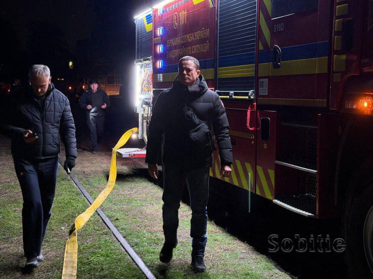 Ніч жаху в Кам’янському: «шахед» зніс верхні поверхи житлового будинку - є постраждалі