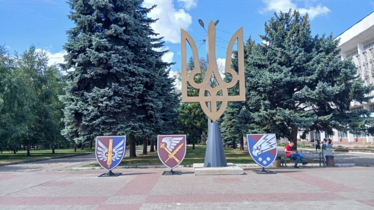 Меморіальний комплекс у центрі Кам’янського поповнився новою військовою геральдикою