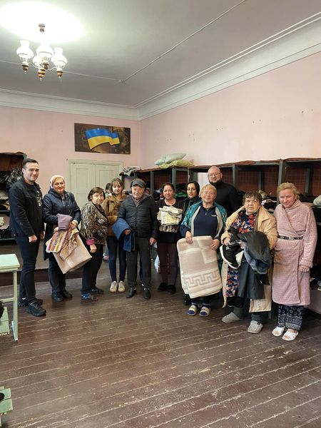 У Кам'янському вдягнули переселенців у гуманітарному центрі