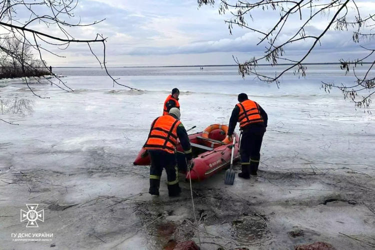 У Кам`янському районі рибалки дрейфували на крижині: вибратися з пастки допомогли рятувальники