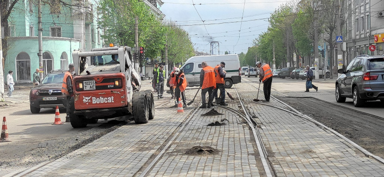 Працівники "Транспорту" прибрали проспект Шевченка від бруду та піску - фото