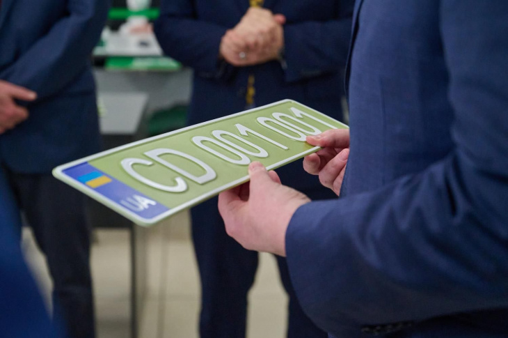 Оливковий замість білого: Україна впроваджує нові автомобільні номери