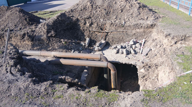 Зима минула - «пастки» залишилися: у Кам’янському тепломережі не поспішають засипати розриті ями