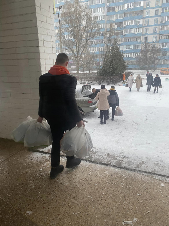 Школярі принесли  їжу та смаколики для пухнастиків кам’янського притулку