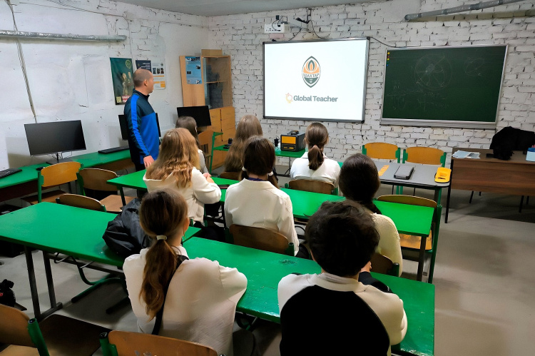 ФК "Шахтар" передав школярам Дніпропетровщини автономний навчальний комплект на сонячних батареях