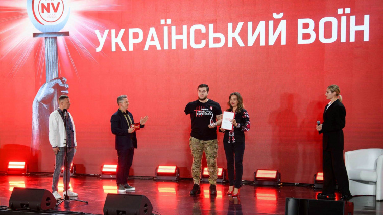 Захисник Маріуполя став №1 у списку «100 людей NV» та отримав нагороду від Метінвесту