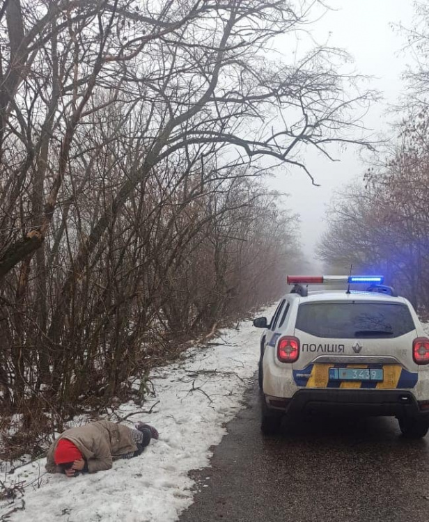 Ледве не замерзла - у Кам'янському районі поліцейський врятував жінку від холодної смерті