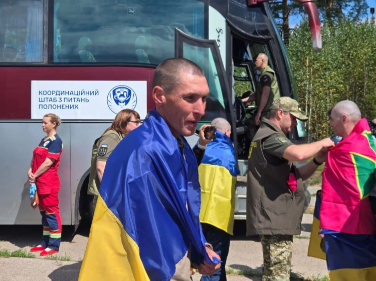 Довгоочікуване повернення: серед 103 звільнених з полону - 13 захисників з Дніпропетровщини