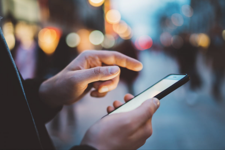 Тихий вбивця у кишені: як звичайна розмова по мобільному провокує інфаркт та нищить судини