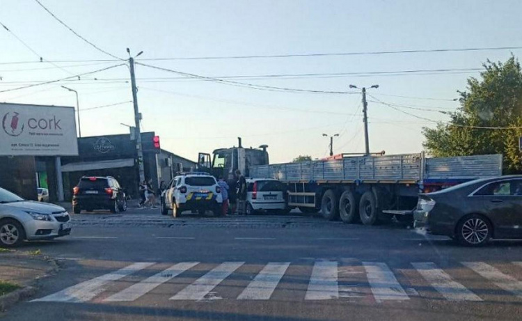 Купа ДТП за один вечір: Лівобережжя Кам'янського стало епіцентром дорожніх аварій