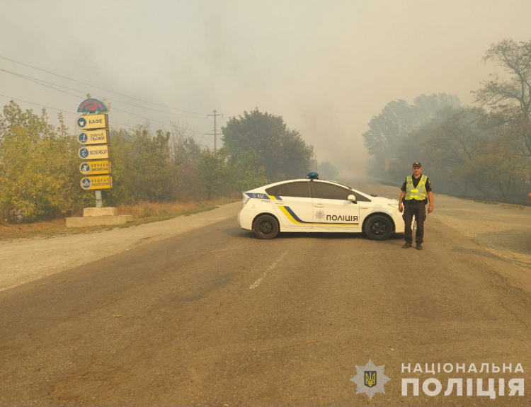 На лівобережжі Кам’янського триває масштабна пожежа: поліція перекрила деякі шляхи - відео