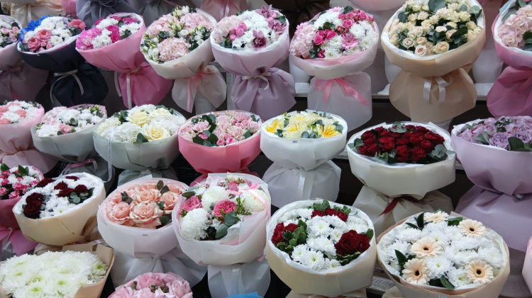 Букет чи пів зарплати: ціни на квіти до Дня закоханих у Кам'янському здивують навіть досвідчених романтиків