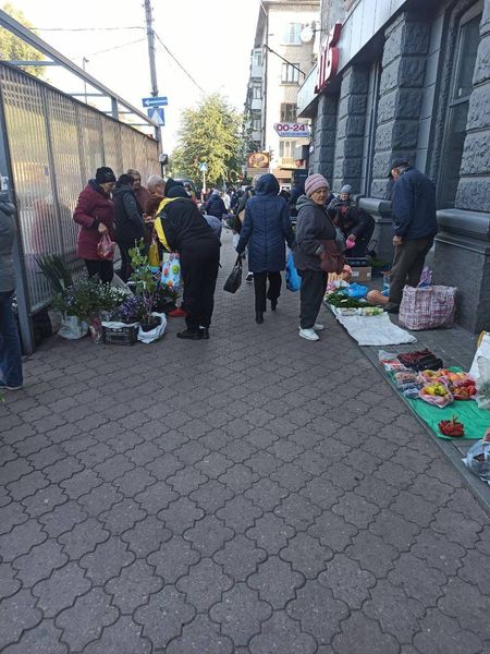 Інспектори провели рейд стихійного ринку у Кам'янському - фотофакт