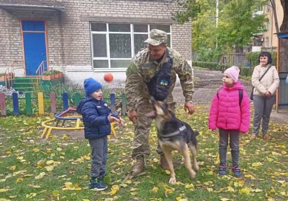 Поліцейський Кам'янського познайомив школярів із чотирилапою помічницею - фото