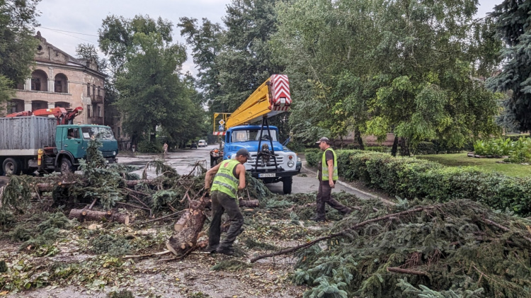 В Кам’янському тривають роботи з усунення наслідків вчорашньої негоди