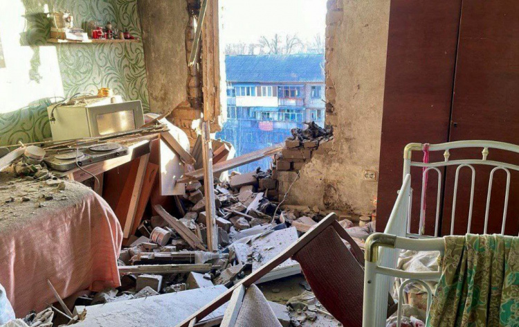 Побиті будинки та понівечене підприємство: які наслідки обстрілу Кам'янського 13 березня
