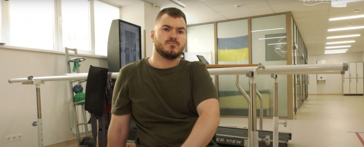 Повернення з нуля: важкопоранений боєць із Дніпропетровщини відновлюється після 35 операцій і створює бізнес для маломобільних