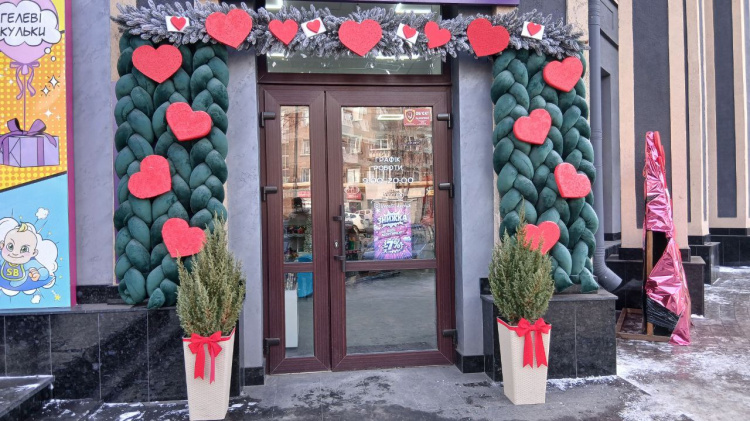 Романтика на кожному кроці: місцевий бізнес Кам’янського створив незабутню атмосферу до Дня закоханих