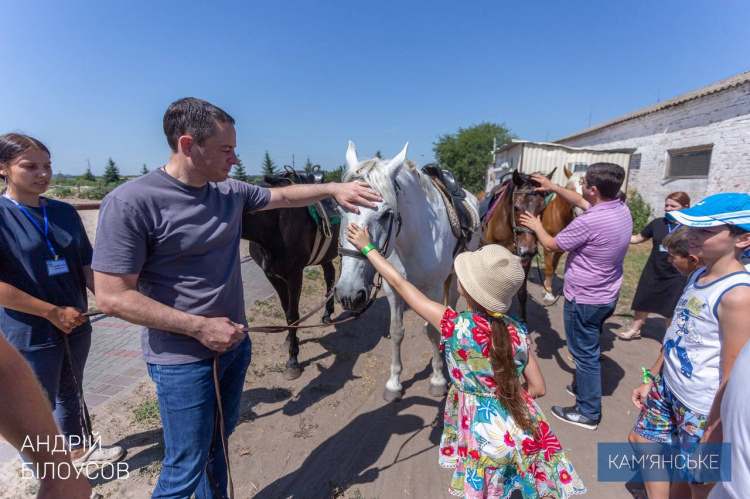 Активісти Кам'янського організували для дітей загиблих героїв патріотичний захід на конефермі в Єлизаветівці