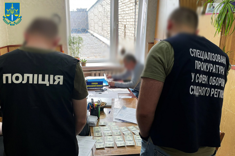 Служба в тилу за хабар: на Дніпропетровщині затримали голову позаштатної ВЛК при районному терцентрі комплектування