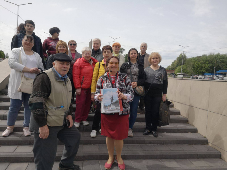 «Горплощадка» у фактах: благодійна екскурсія Кам’янським зібрала кошти для ЗСУ