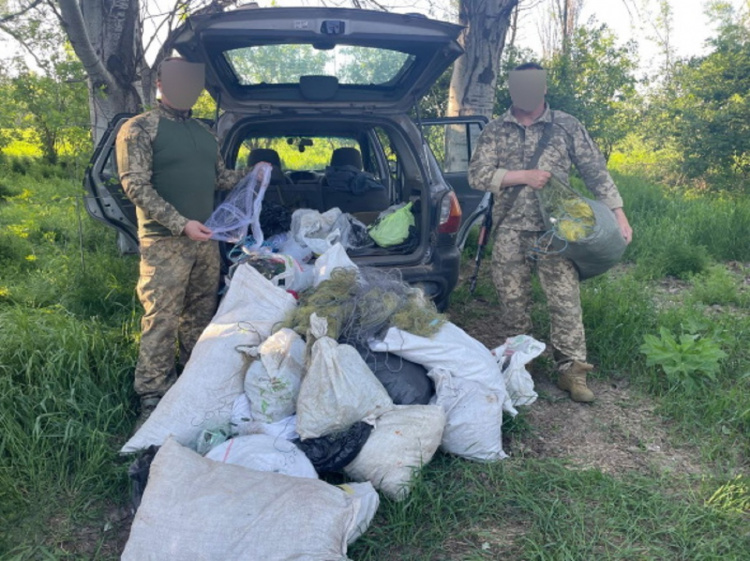 Рибальські сітки дніпропетровських браконьєрів передали військовим на фронт