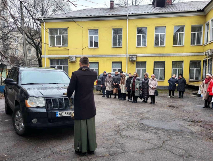 Освітяни з Кам’янського передали авто для військових на Авдіївському напрямку